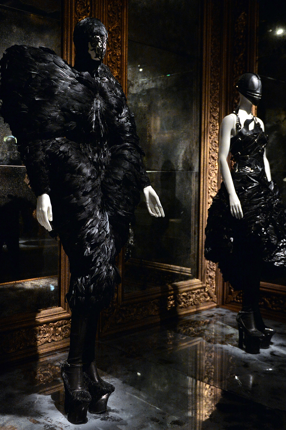 ALEXANDER MCQUEEN : SAVAGE BEAUTY AT VICTORIA AND ALBERT - Chasseur ...